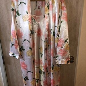 Tai Ke Yi Floral Satin Robe